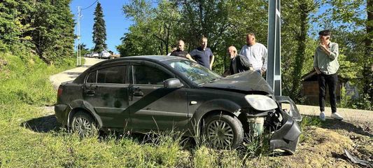 Kastamonu'da otomobil direğe çarptı: 3 yaralı