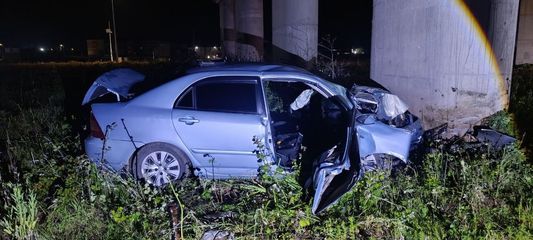 Kontrolden çıkan otomobil köprü ayağına çarparak durdu: 2 yaralı