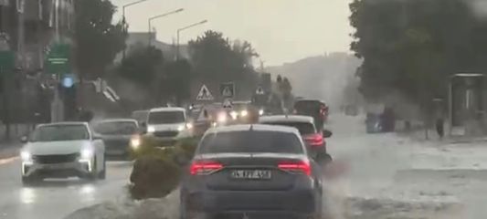 Lüleburgaz'da sağanak yağış hayatı felç etti: Cadde ve sokaklar göle döndü