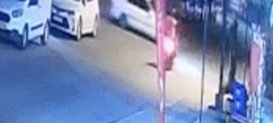 Motosiklet ile otomobilin çarpışması kameraya yansıdı