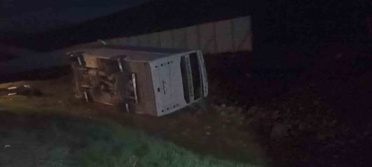 Taraftarları taşıyan midibüs devrildi, 27 taraftar yaralandı