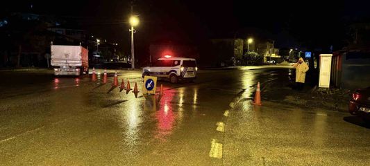 Turhal'da taşkın riskine karşı bazı cadde ve sokaklar araç trafiğine kapatıldı
