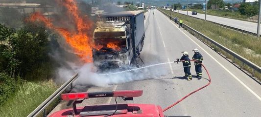 Amasya'da seyir halindeki tır yandı