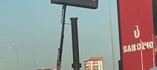 Metrelerce yükseklikte önlem almadan çalışan işçiler yürekleri ağza getirdi