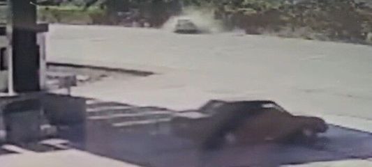 Otomobil park halindeki araca çarptı: 1 ölü, 2 yaralı