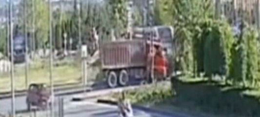 Tramvay ve kamyonun çarpıştığı kaza kamerada