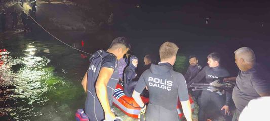 Fırat Nehri'nde su seviyesinin yükselmesi ile mahsur kalan 26 kişi kurtarıldı