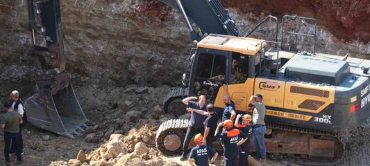 İnşaat kazısında göçük altında kalan kepçe operatörü hayatını kaybetti