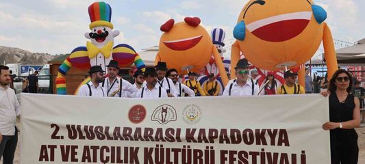 Kapadokya'da güzellikleriyle büyüleyen atlar podyuma çıktı