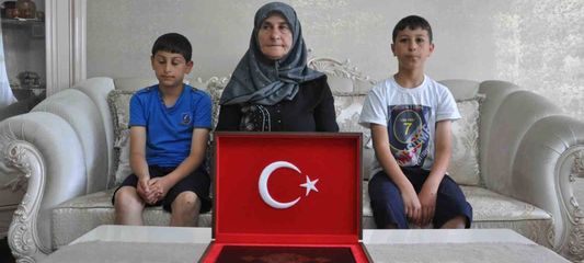 Kars'ta duygulandıran bayrak sevgisi: Aynı aileden iki kuşak, 7 yıl arayla valilik önünde Türk bayrağını öptü