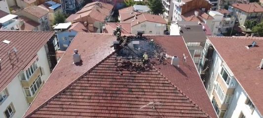 Kütahya'da yıldırım düşen çatıda yangın çıktı