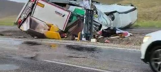 Sivas'ta tır kayganlaşan yolda devrildi: 1 ağır yaralı