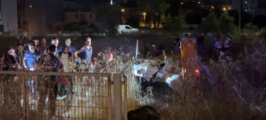 Direksiyon hakimiyetini kaybeden otomobil tarlaya uçtu: 5 yaralı