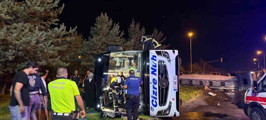 Kayseri'de yolcu otobüsü yakıt tankeri ile çarpıştı, yaralılar var.