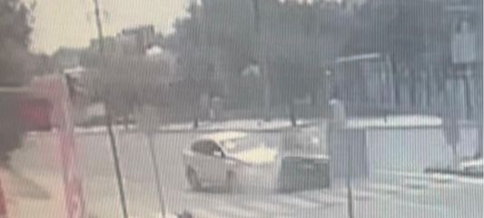 Ters yönden çıkan araç otomobille çarpıştı: 2 kişinin yaralandığı kaza kamerada