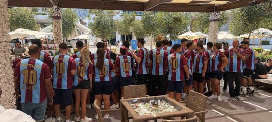 Trabzonspor sevdasını Girne'ye taşıdı, 250 Salah formasını çalışanlara giydirdi