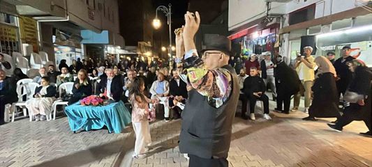 71 yaşında gençlere taş çıkartıyor, renkli simasıyla düğünleri şenlendiriyor