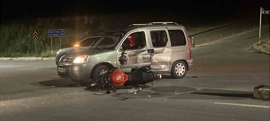 Çorum'da motosiklet ile otomobil çarpıştı: 3 yaralı