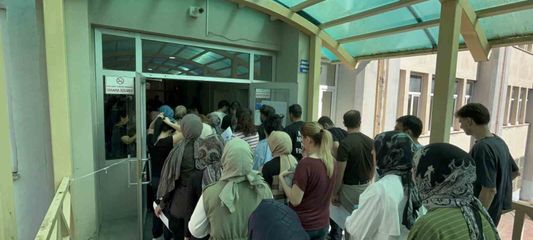 Hastanede tedavi gördüğü yatağından kalktı, kızına destek olmak için sınav merkezine gitti