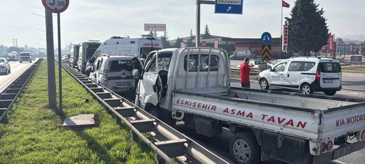 Eskişehir çevreyolunda pikap hafif ticari araca çarptı: 7 yaralı
