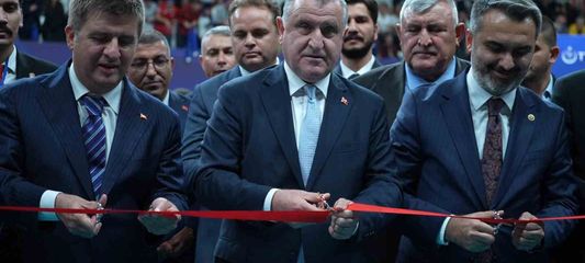 Gençlik ve Spor Bakanı Bak, Kırıkkale'de yeni spor salonunun açılışını yaptı