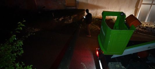 Gümüşhane'de elektrik direği 80 yaşındaki kadının evinin bahçesine devrildi