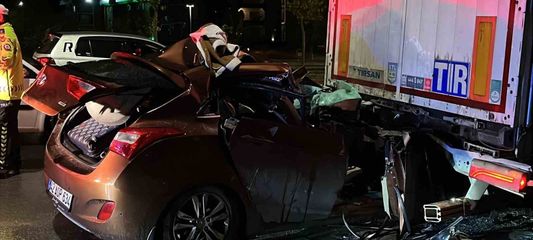 Otomobil lastiği patlayan tıra ok gibi saplandı: 2 yaralı