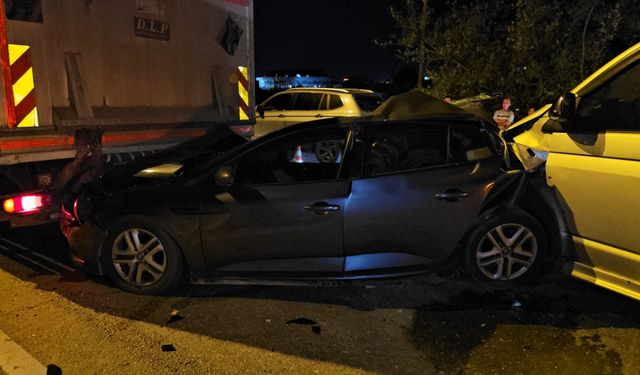 Antalya'da 5 aracın karıştığı zincirleme trafik kazasında 3 kişi yaralandı