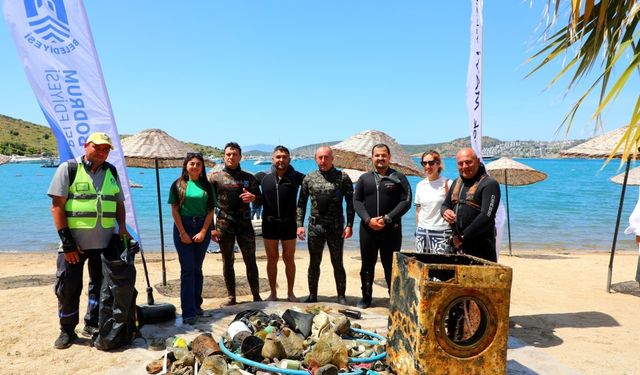 Bodrum'da dalgıçlar deniz dibi temizliği yaptı