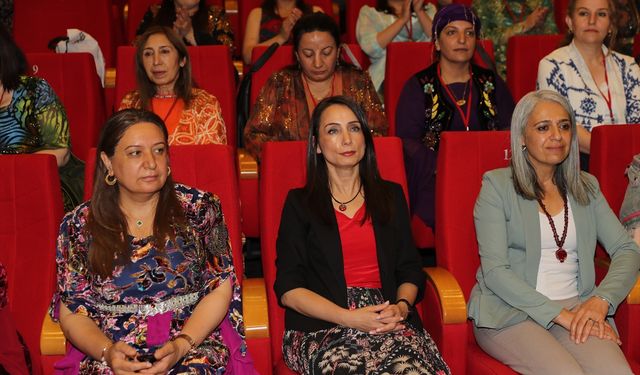 DEM Parti Eş Genel Başkanı Hatimoğulları, Diyarbakır'da "Demokratik Yerel Yönetimler Kadın Toplantısı"nda konuştu: