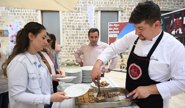 Edirne'de Türk Mutfağı Haftası etkinliğinde vatandaşlara ciğer sarma ikram edildi