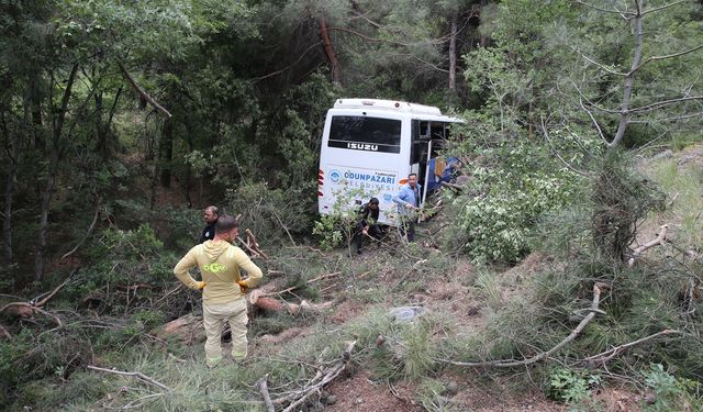 Eskişehir'de tırmanma yarışı görevlilerini taşıyan midibüsün yoldan çıkması sonucu 28 kişi yaralandı