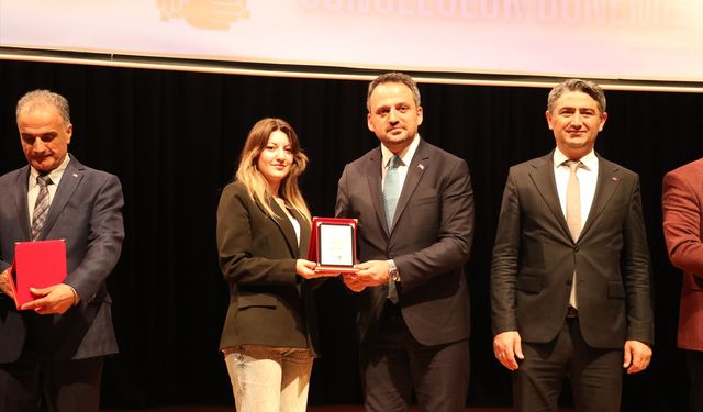 Gençlik ve Spor Bakan Yardımcısı Eminoğlu, Sakarya'da 'Gençlik ve Gönüllülük Zirvesi'nde konuştu: