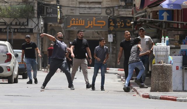 İsrail ordusunun işgal altındaki Nablus'ta düzenlediği baskında 4 Filistinli yaralandı