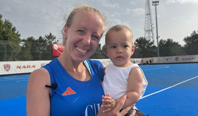 Kadın hokey sporcusu Sinem Yalçın'ın kucağında bebeğiyle finale çıkma sevinci
