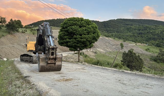Karabük'te heyelan nedeniyle bir köy yolu ulaşıma kapandı
