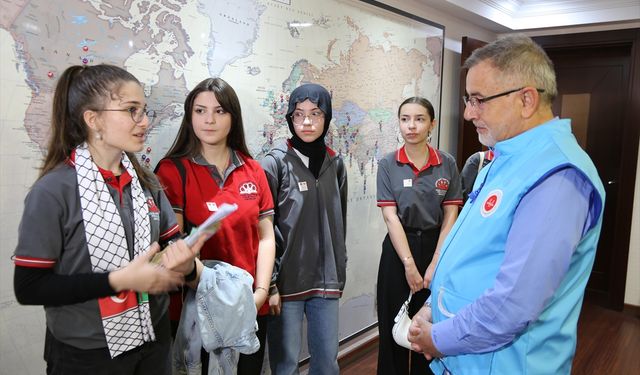Lise öğrencileri hazırladıkları mektupları TDV aracılığıyla Gazzelilere gönderecek