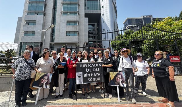 Mersin'de öğretmen Derya Demir'i bıçaklayarak öldürdüğü iddia edilen sanık hakim karşısında