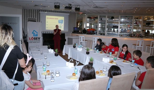 Milli tenisçi İpek Soylu'dan İzmir'de lösemiyi atlatan çocuklara tenis eğitimi