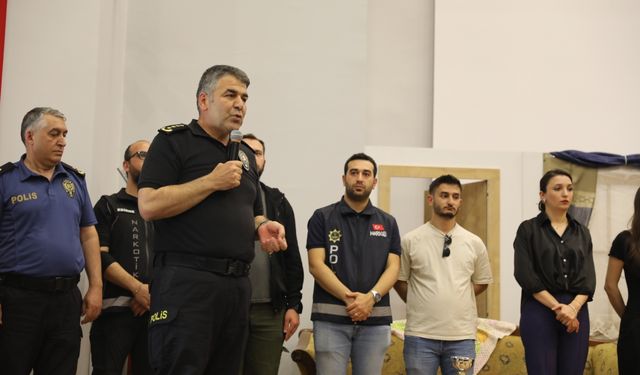 Polislerin uyuşturucuyla mücadeleyi anlatan tiyatro oyunu Uzunköprü'de sahnelendi