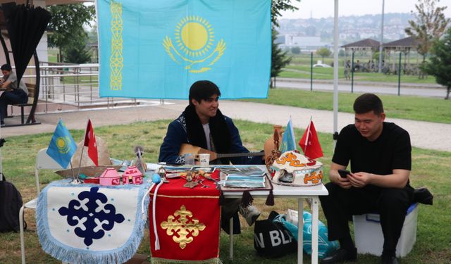 Sakarya'daki uluslararası öğrenciler "Medeniyetler Köprüsü" programında kültürlerini tanıttı