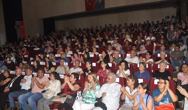 Sanatçı Bedia Akartürk, halk eğitim merkezi korosuna şeflik yaptı
