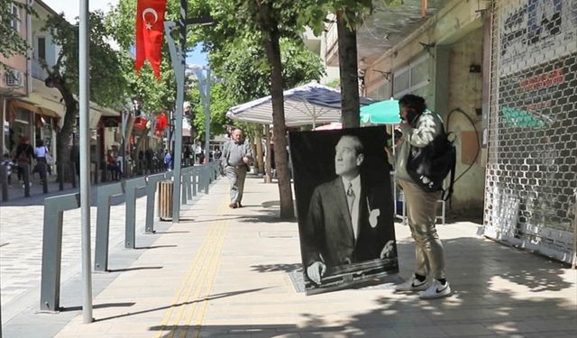 Tekirdağ'da yatay bırakılan Atatürk portrelerini fark eden vatandaşların hassasiyeti kamerada