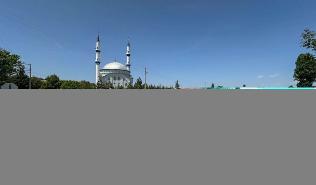 Uşak'ta hemzemin geçitte trenin çarptığı traktörün sürücüsü yaralandı