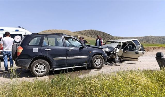 Yozgat'ta cip ile otomobilin çarpıştığı kazada 6 kişi yaralandı