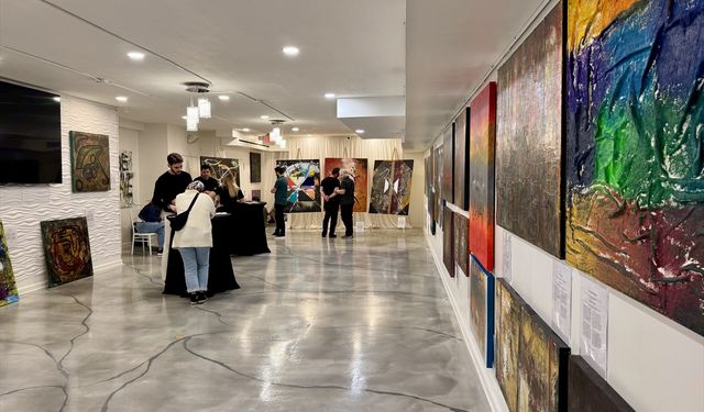 ABD'de yaşayan Türk oyuncu Cihan Yıldız, soyut çalışmalardan oluşan resim sergisi açtı