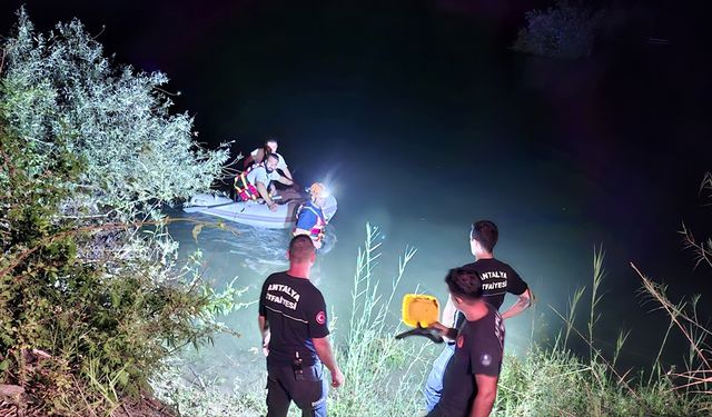 Antalya'da su seviyesi yükselen ırmakta mahsur kalan 3 kişi kurtarıldı