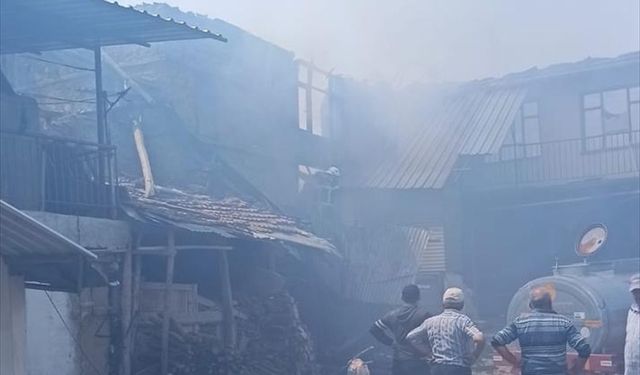 Burdur'da çıkan yangında 2 ev ve 1 metruk bina kullanılamaz hale geldi