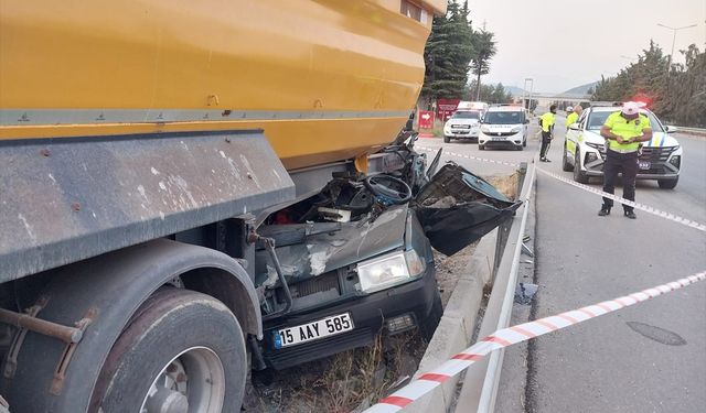 Burdur'da otomobilin dorseye çarptığı kazada 1 kişi öldü, 1 kişi yaralandı