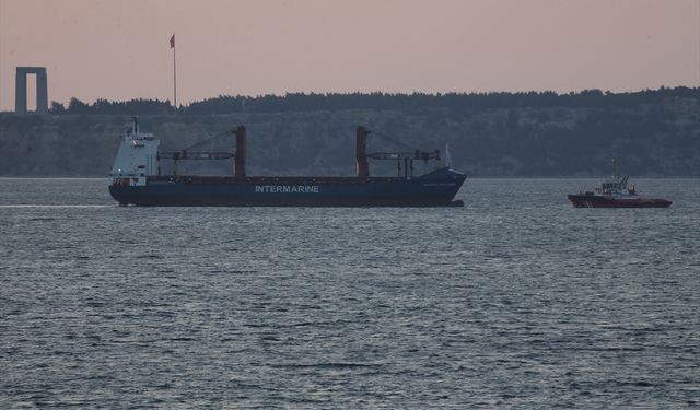 Çanakkale Boğazı'nda makine dairesinde yangın çıkan gemi kurtarıldı